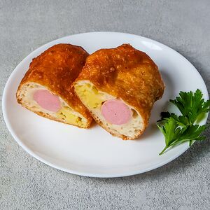 Жареный пирожок с сосиской и картофелем