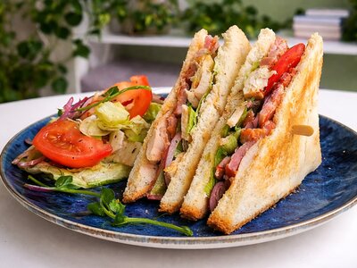 Клаб-сэндвич с курицей и беконом L
