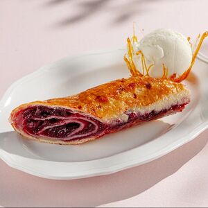 Вишневый штрудель с домашним мороженым