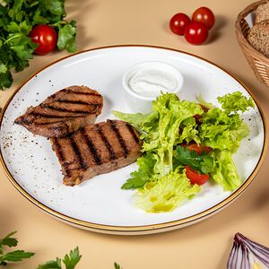 Язык говяжий на гриле с маринованными огурчиками