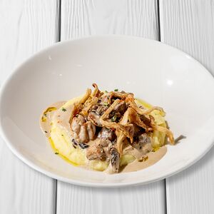 Строганов из двух видов мяса с картофельным пюре