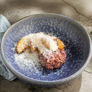 Тартар из говядины с трюфельным айоли и картофелем Айдахо