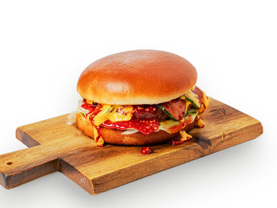 Бургер с говядиной, огурцами Кимчи и малиновой горчицей