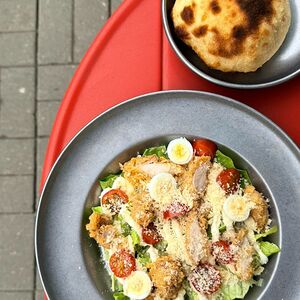 Салат Цезарь с курицей