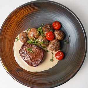 Филе‑миньон с беби‑картофелем и трюфельным соусом.