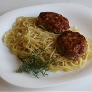 Спагетти со сливочным маслом и котлета куриная