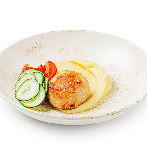 Куриный биточек с картофельным пюре и овощами