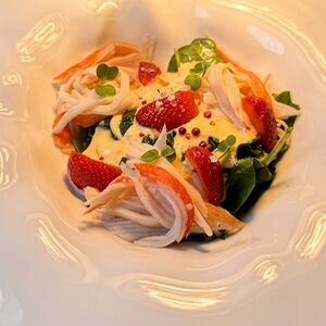 Салат с крабом, клубникой и авокадо 