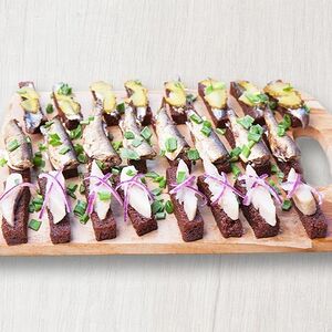 Ассорти гренок с килькой