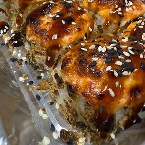 Ролл Акари с фирменной шапкой Спайси