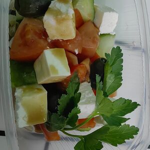 Салат овощной с сыром