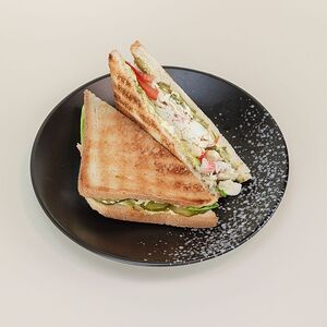 Сендвич с крабом и яйцом