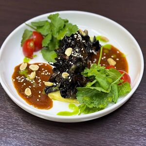 Тофу с древесными грибами, кинзой и тайским соусом