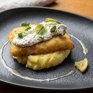 Треска с картофельным пюре и соусом ремулад