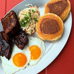 Панкейки с копчеными ребрами 