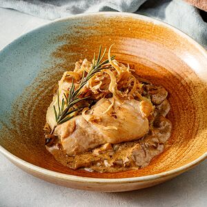 Цыпленок с картофельным пюре, трюфелем и жареными вешенками