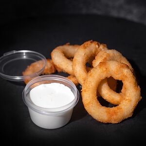 Луковые кольца с соусом