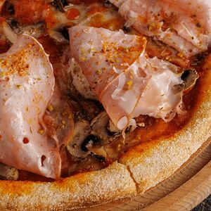 Пицца с шампиньонами, мортаделлой, каймаком и фисташками