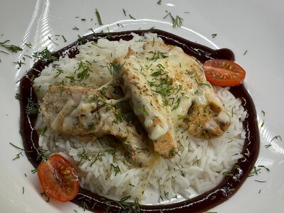 Салат с говяжьим языком и муссом из хрена и Куриное филе су-вид с моцареллой и рисом 