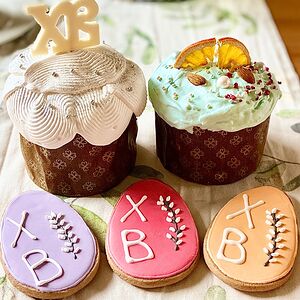 Подарочный Пасхальный набор из 2 куличей и 3 имбирных пряников