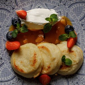 Сырники с домашним вареньем и каймаком