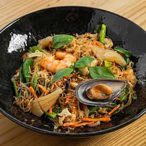 Пад Кхи Мао с морепродуктами