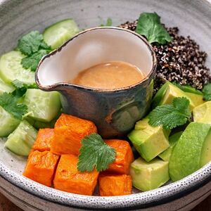 Боул с киноа и овощами под соусом вафу