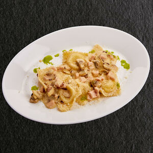 Равиоли с сыром, ветчиной и грибами