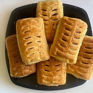 Слойка с черной смородиной