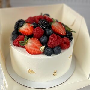 Бенто-торт с ягодами и поталью