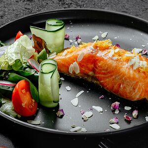Стейк из форели с соусом апельсиновый чили