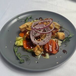 Азиатский салат из птицы с соусом терияки