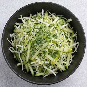 Салат «Двойной лёгкий с капустой и огурцом»