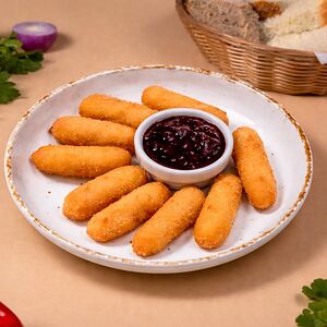 Сырные палочки с ягодным соусом