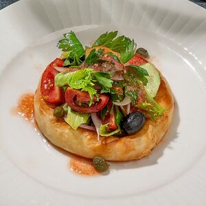 Салат из свежих овощей с ачмой