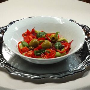 Салат из свежих овощей с каперсами и оливками