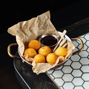 Сырные крокеты с брусничным соусом