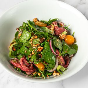 Салат с рукколой и ростбифом