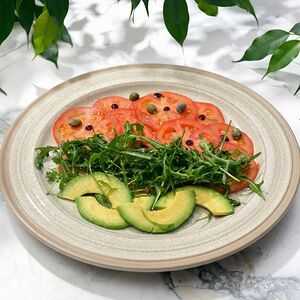 Рукола с помидорами и авокадо