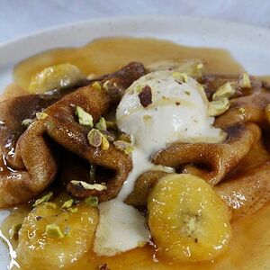 Блины с бананом в карамели и мороженым