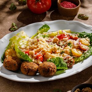 Салат с фалафелем и кускусом