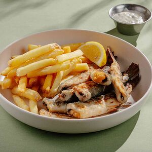 Корюшка жареная с картофелем фри 