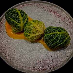 Голубцы из савойской капусты с грибами и травами 