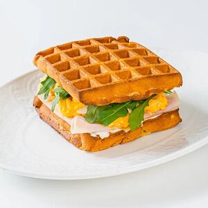 Овсяные вафли с ветчиной и яйцом