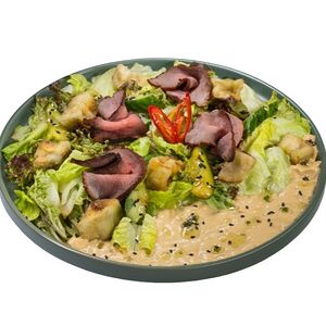 Салат с хрустящим баклажаном и ростбифом