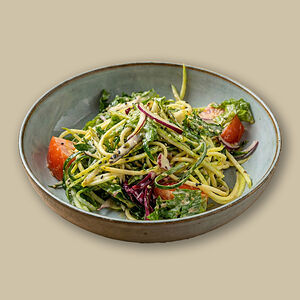 Салат с лапшой из кабачков и ореховым соусом