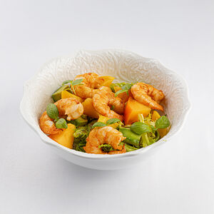 Салат с креветками, манго и авокадо