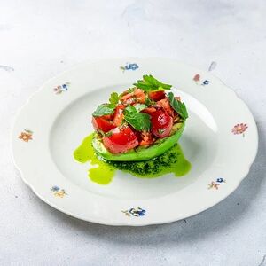 Авокадо на гриле с соусом песто и томатами