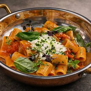 Паста Ригатони с томатным соусом и страчателлой