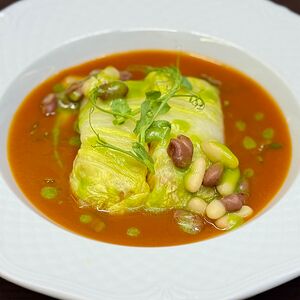 Овощные голубцы с вешенками, рисом и фасолью в томатном соусе